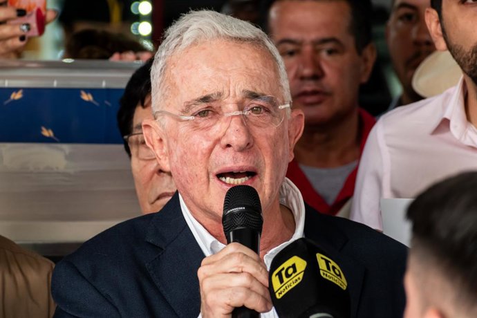 27 de julho de 2025, Bogotá, Cundinamarca, Colômbia: O ex-presidente colombiano Álvaro Uribe Vélez e seus partidários participam de uma missa em Medellín, Colômbia, em 27 de julho de 2025, um dia antes da decisão do júri em seu julgamento por manipulação 
