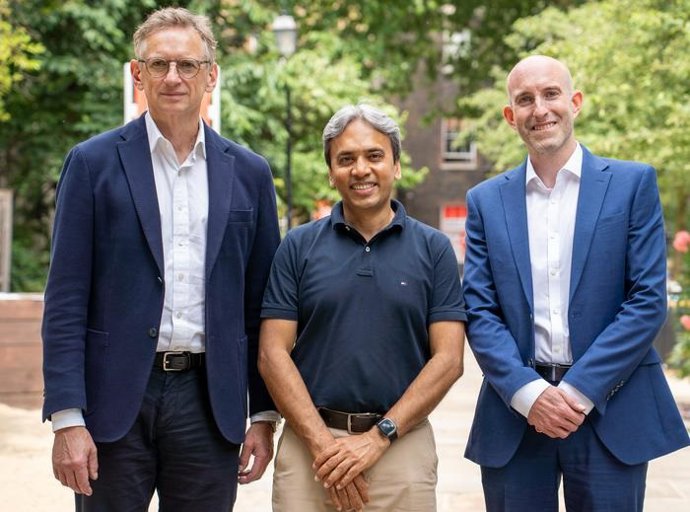 El equipo del King's College de Londres (de izquierda a derecha): los profesores James Spicer, Miraz Rahman y James Arnold