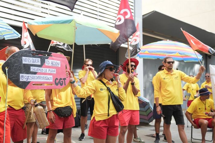 Varias personas protestan durante la huelga indefinida de los socorristas en Barcelona, frente a la sede del PSC, a 4 de agosto de 2025, en Barcelona, Catalunya (España)