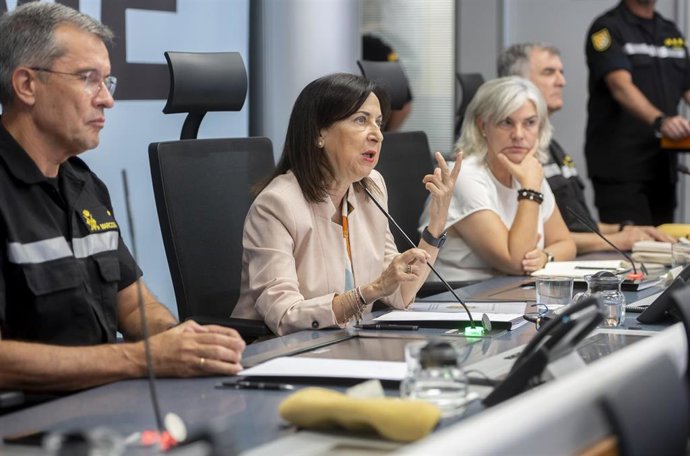 La ministra de Defensa, Margarita Robles (c), durante una visita al Cuartel General de la UME, en la Base Aérea de Torrejón de Ardoz, a 1 de agosto de 2025, en Torrejón de Ardoz, Madrid (España).
