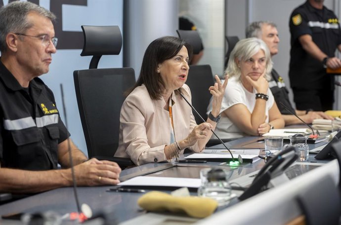 La ministra de Defensa, Margarita Robles (c), durante una visita al Cuartel General de la UME, en la Base Aérea de Torrejón de Ardoz, a 1 de agosto de 2025, en Torrejón de Ardoz, Madrid (España). Durante su visita, la ministra ha mantenido una videoconfer
