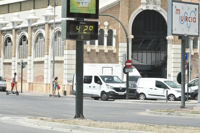 Archivo - Un termómetro marca 42º en la calle