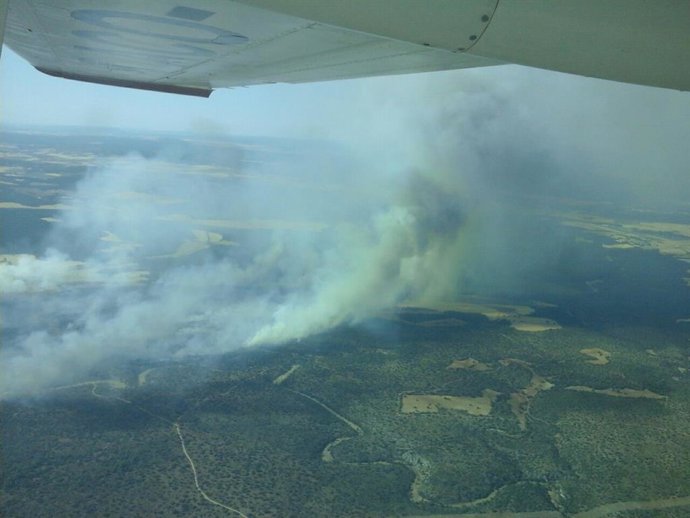 Archivo - Vista aérea del incendio declarado en Barchín del Hoyo
