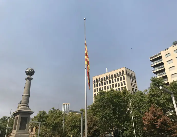 La bandera de Aragón en la plaza Aragón de Zaragoza, ondea a media asta con crespón por la muerte de Javier Lambán