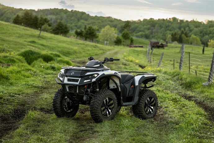El nuevo Can-Am Outlander Electric integra conducción silenciosa en la gama de ATV Can-Am. (CNW Group/BRP Inc.)