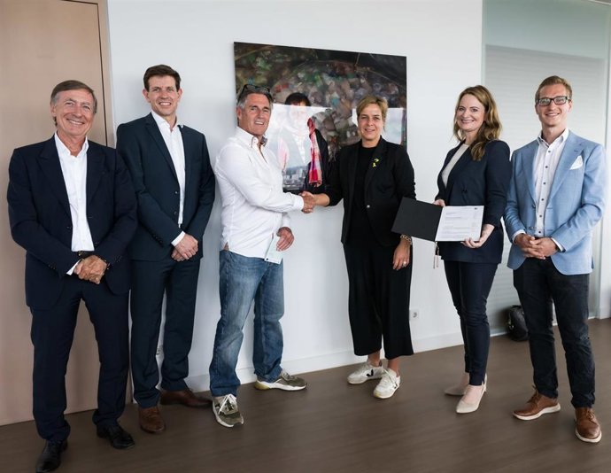 De izquierda a derecha Thomas Tochtermann (presidente del consejo de administración) Benjamin Rump (director de operaciones)  Wolfgang K. Hoever (fundador/presidente, cooldown°earth), Mona Neubaur (ministra de Economía), Melanie Hackler y Jan Rückold