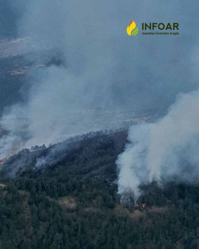 Un operativo de lucha contra incendios forestales trabaja en sofocar un fuego declarado cerca de Hecho (Huesca