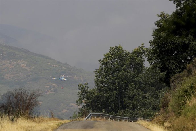 Helicóptero bombardero continúa con la tareas de extinción para sofocar el incendio forestal, a 17 de agosto de 2025, en Molinaferrera, León, Castilla y León (España). 