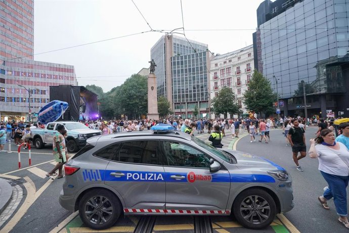 Cientos de personas durante el comienzo de la Semana Grande de Bilbao 2025