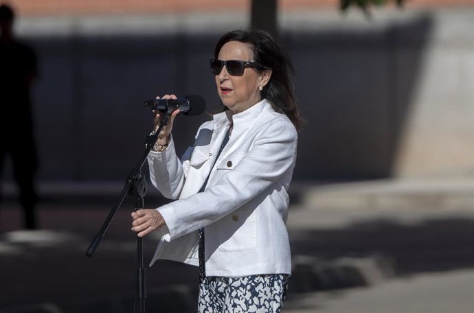 La ministra de Defensa, Margarita Robles, durante el homenaje a los caídos en honor de los caballeros legionarios paracaidistas fallecidos, en las instalaciones de la Brigada 'Almogávares' VI, a 30 de julio de 2025, en Paracuellos de Jarama.