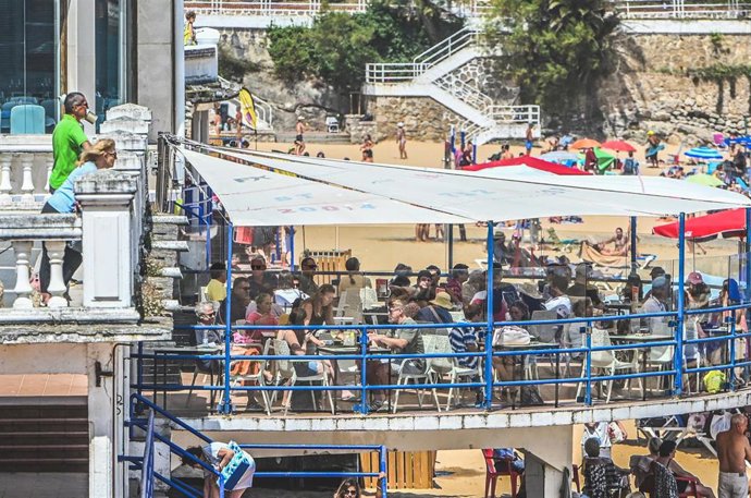 Turistas en la terraza de un restaurante en la Primera playa de El Sardinero, a 10 de agosto de 2025, en Santander, Cantabria (España).