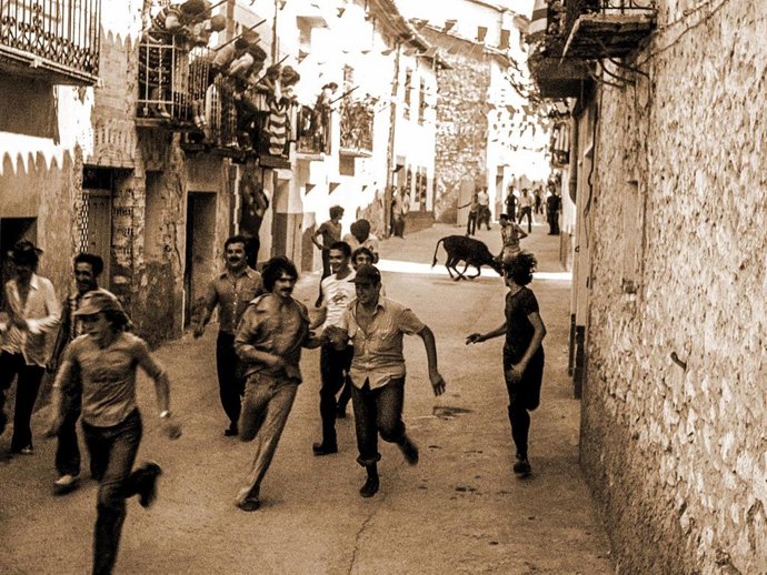 Los Olmos (Teruel) lanza un crowdfunding para mantener la exposición 'Instantes de nuestra historia'