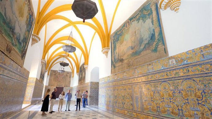 El alcalde de Sevilla, José Luis Sanz, en el Salón de las Bóvedas del Real Alcázar tras la instalación de las sargas de Gustavo Bacarisas.