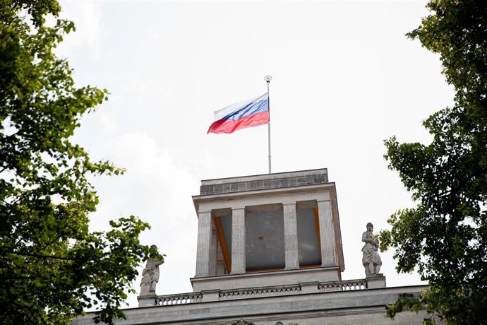 Archivo - Imagen de archivo de la bandera de Rusia en la Embajada del país en Alemania.