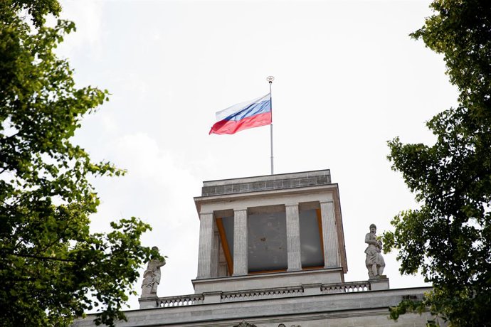 Archivo - Arquivo - Imagem de arquivo da bandeira russa na embaixada da Rússia na Alemanha.