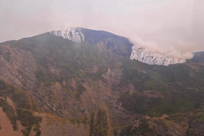 Imagen del fuego que se adentraba ayer en la vertiente cántabra de Picos de Europa desde los incendios en Castilla y León