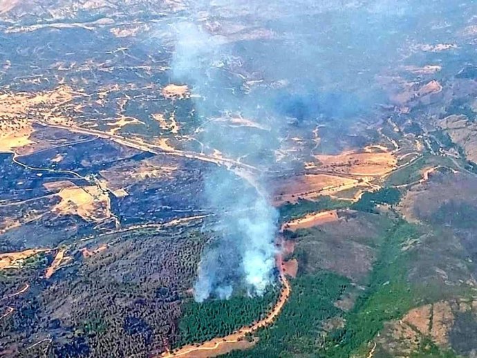 Imagen del incendio en el paraje 'La Contienda' de Aroche (Huelva).