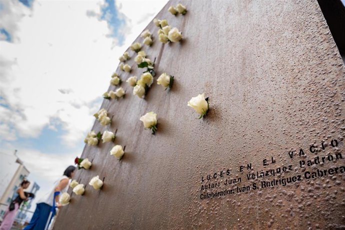 Archivo - Varias personas depositan flores en el monumento por las víctimas durante la ofrenda floral por el 15º aniversario de la tragedia de Spanair, en la playa de Las Canteras, a 20 de agosto de 2023, en Las Palmas de Gran Canaria, Gran Canaria, Islas