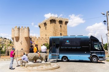 Vecinos de la localidad de Villaviciosa (Ávila) esperan a ser atendidos en la oficina móvil de CaixaBank.  