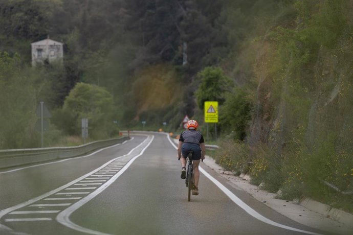 Archivo - Un ciclista 