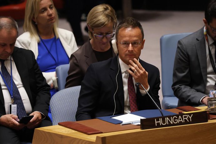 23 de julho de 2025, Nova York, Nova York, EUA: PETER SZIJJARTO, Ministro das Relações Exteriores da Hungria, ouve através de um fone de ouvido durante uma reunião do Conselho de Segurança das Nações Unidas sobre a situação em Gaza, realizada na sede da O