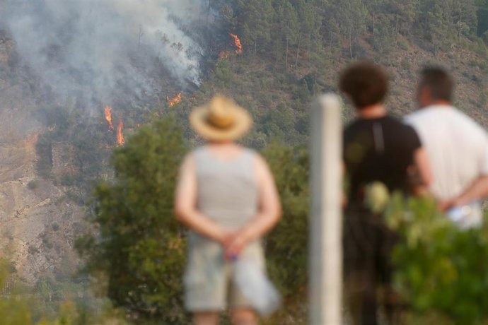 Varias persoas observan o lume, a 17 de agosto de 2025, en Quiroga, Lugo
