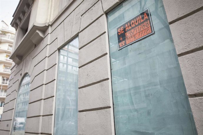 Archivo - Los españoles deben dedicar más de la mitad de su salario para cubrir el coste del alquiler tradicional.  