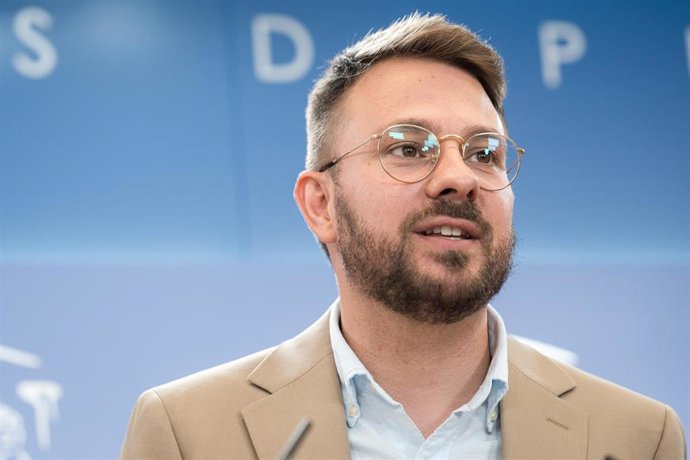 Archivo - El diputado de Compromis integrado en el grupo parlamentario de Sumar, Alberto Ibáñez.