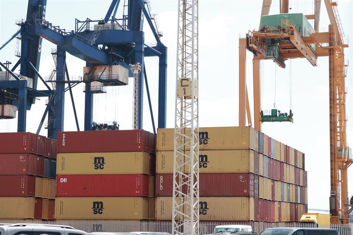 Archivo - Contenedores de mercancias en el Puerto de Cádiz
