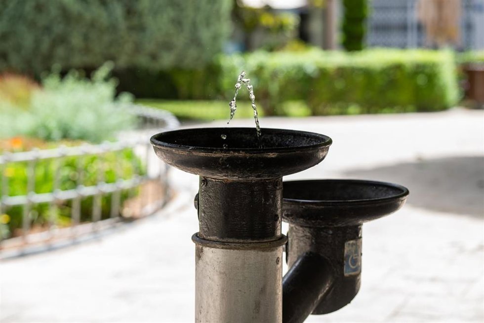 Archivo - Una fuente de agua para refrescarse por el calor