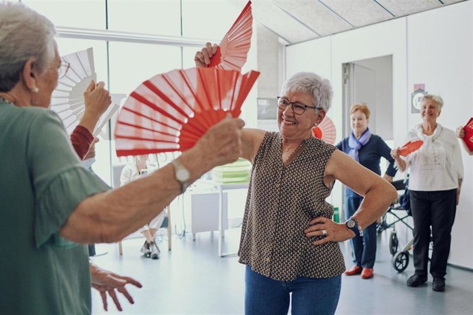 Personas mayores participando en las actividades impulsadas por la Fundación La Caixa.