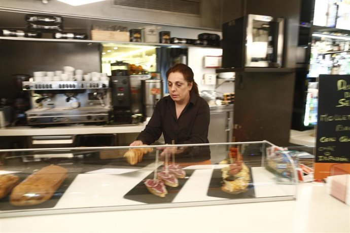 Archivo - Un trabajador en un bar.