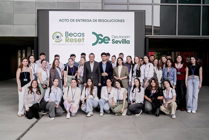 Archivo - Acto de entrega de resoluciones de las 'Becas Reset' para el pasado curso 2024-2025.