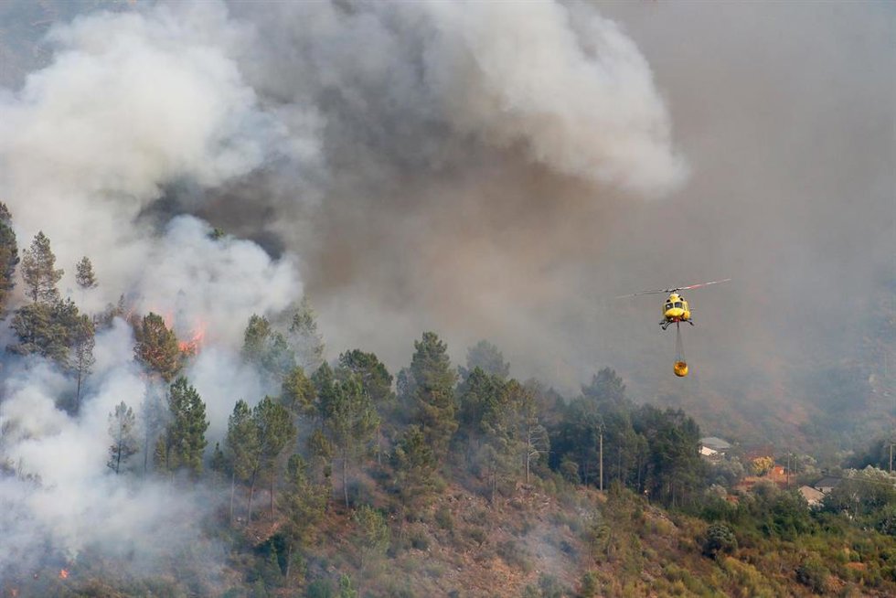 Helicóptero bombardero trabaja para extinguir el fuego, a 17 de agosto de 2025, en Quiroga, Lugo, Galicia (España)