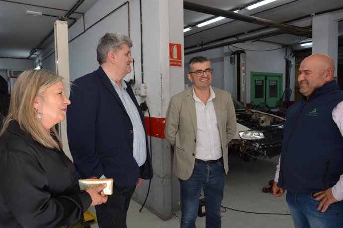 El delegado de Empleo en Granada, Javier Cañizares, informa de la oferta del centro de FPE de Cartuja de Granada.