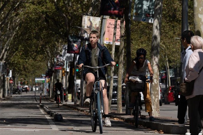 Archivo - Una persona circula en bicicleta eléctrica a 13 de septiembre de 2024, en Barcelona, Cataluña (España)