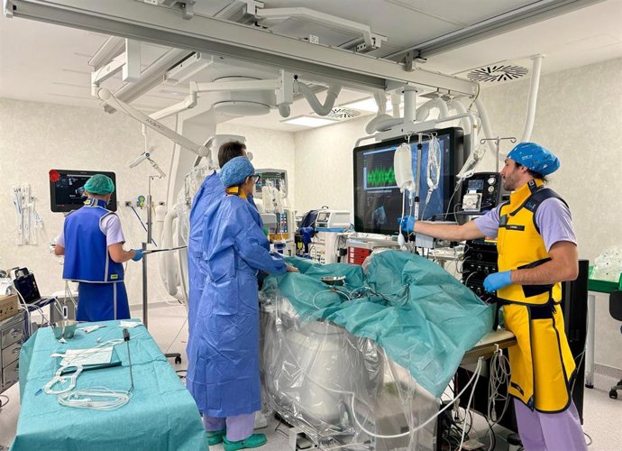 Profesionales del Hospital Doctor Balmis de Alicante en una sala de electrofisiología cardíaca