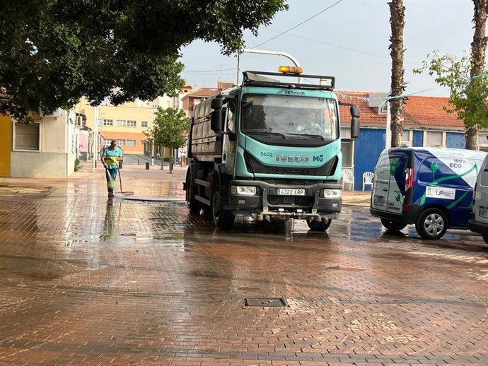 Un operario realiza tareas de limpieza