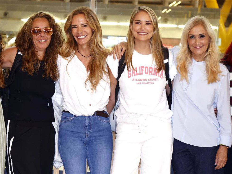 Rocío Carrasco, Paula Vázquez, Alba Carrillo, y Cristina Cifuentes a su llegada al aeropuerto para embarcarse en el nuevo reality de TVE, 'Hasta el fin del mundo'