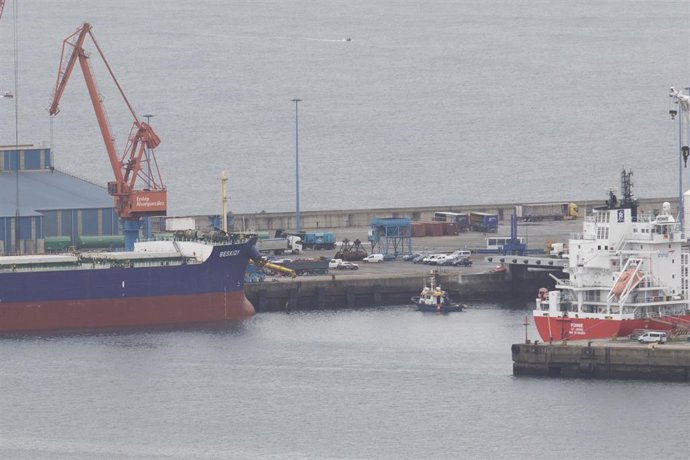 Archivo - Trabajos en el puerto de 'El Musel'.
