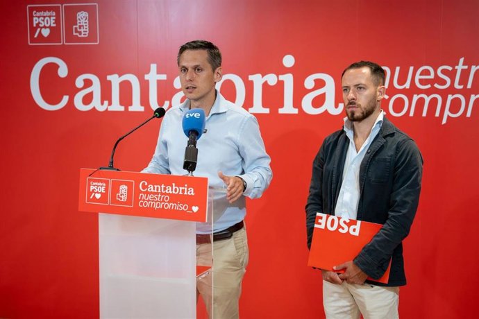 De izda a derecha: El portavoz del PSOE en el Parlamento de Cantabria, Mario Iglesias, y el secretario de Salud de la Ejecutiva del partido, Marcos Agudo