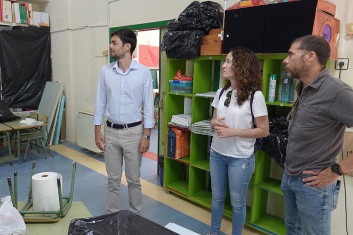 El concejal del Área de Educación y Hacienda, Nacho Jáudenes, durante su visita a un centro educativo para comprobar la evolución de las obras