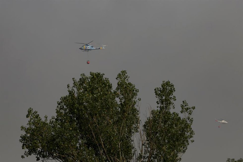 Helicóptero bombardero en un incendio forestal.