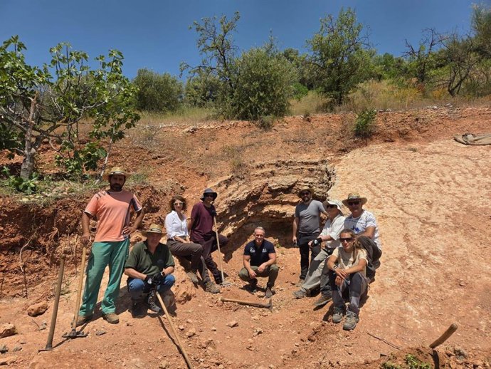 El delegado de Sostenibilidad y Medio Ambiente de la Junta en Córdoba, Rafael Martínez (centro), durante una visita a Puerto Escaño, en Carcabuey.