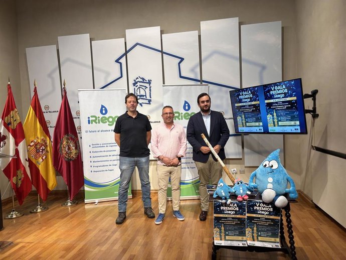 Imagen del diputado de Familia e Igualdad, Alfonso Romo, junto con el gerente de la empresa iRiego, Paco Fernández (izqda.) y el alcalde de Villalón de Campos, José Ángel Alonso