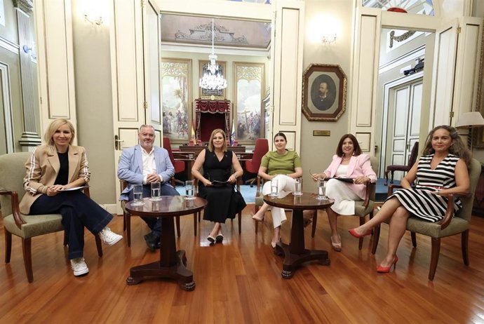 La presidenta del Parlamento de Canarias impulsa el debate político sobre la crisis del agua en las islas