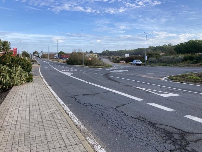 Zona del acceso a Villablanca donde irá ubicada la glorieta.
