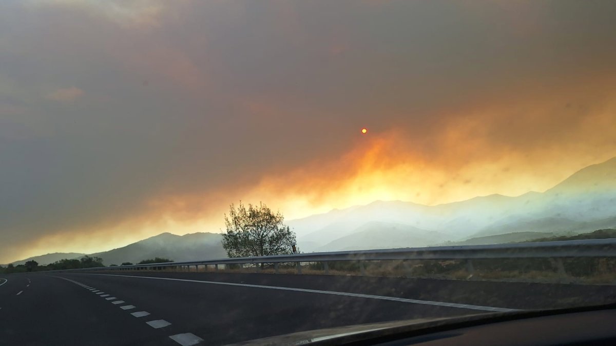 Temor a que el fuego de Jarilla haya entrado en las gargantas de Candelario, en la provincia de Salamanca