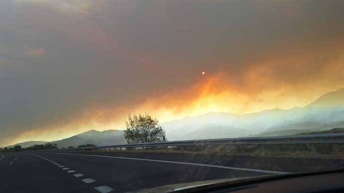 Instantánea Tomada En Carretera En La Frontera Entre Cáceres Y Salamanca Con Motivo Del Incendio De Jarilla.
