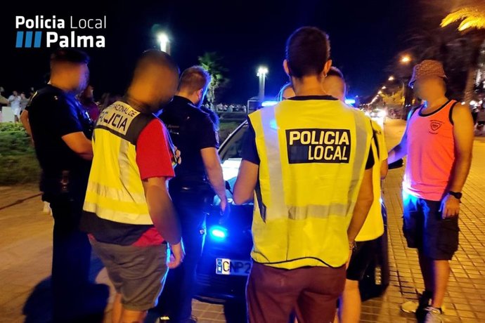 Sorprenden a dos conocidos delincuentes abordando a turistas en Playa de Palma para robarles.